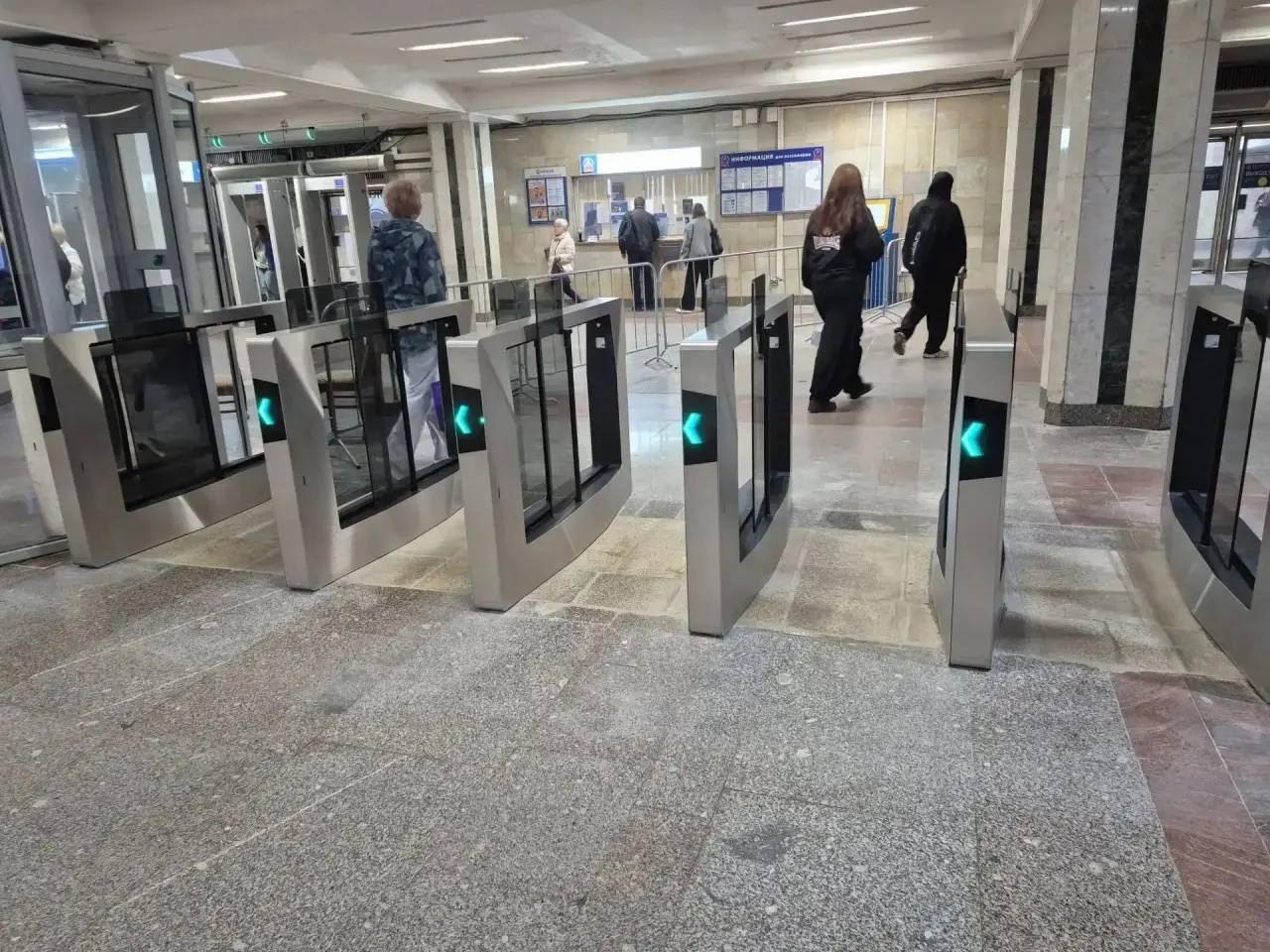 На «Московской» заработали новые турникеты